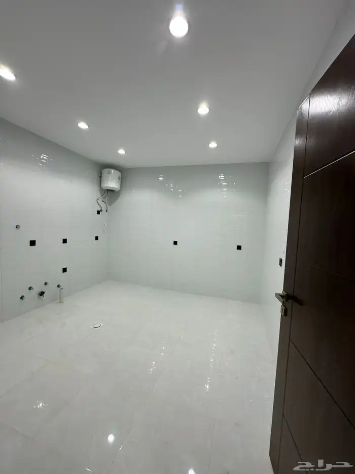 للبيع روفات وسيعة مع كراج باسعار مناسبة مخطط 2 بالخميس 5