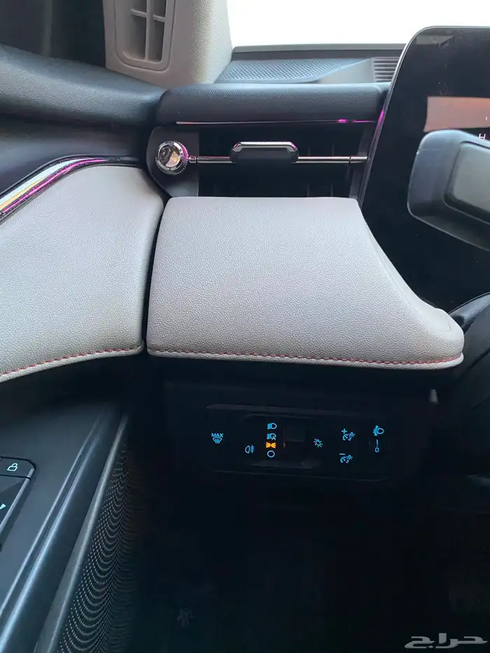 فورد تورس 2023 تيتانيوم 38