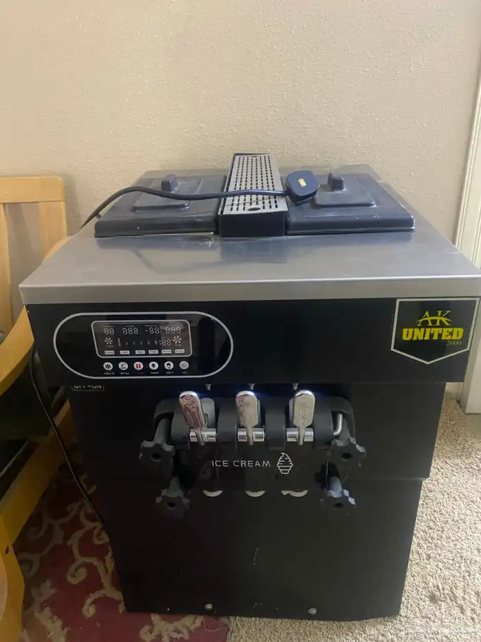 ثلاجه ايس كريم نظيفه جدا 4