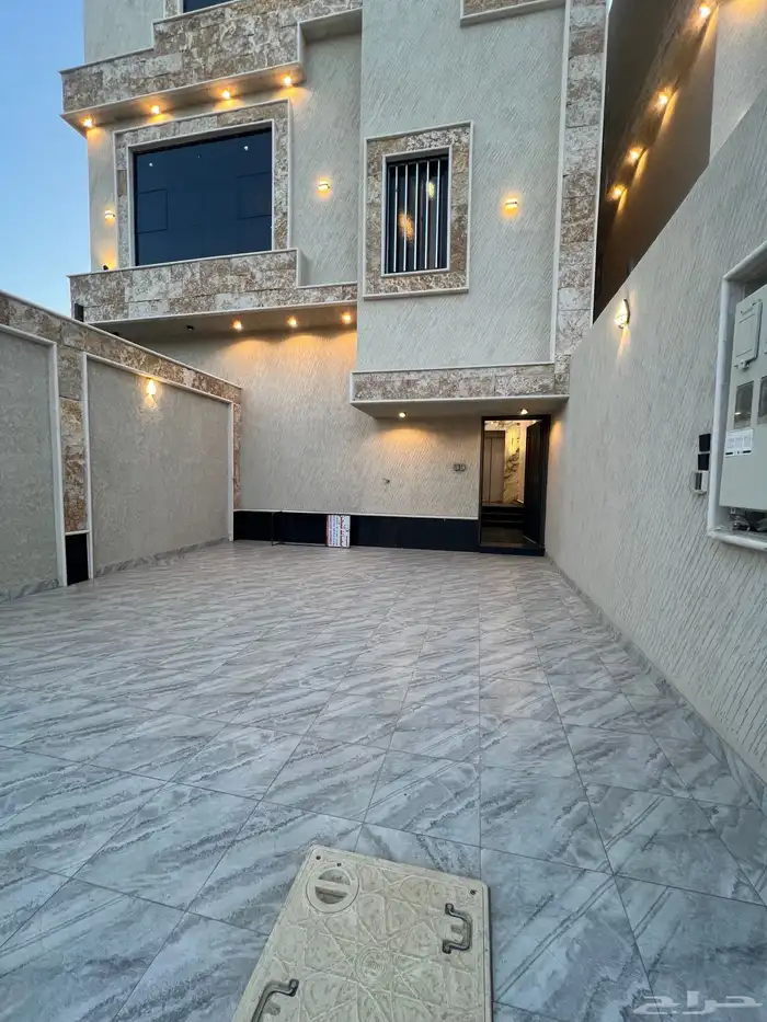 للبيع ادوار ارضية و علوية للبيع حي الطلح وسط الخدمات 2