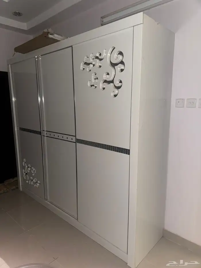 للبيع دولاب ملابس كبير شوفيره ودرج تخزين 0