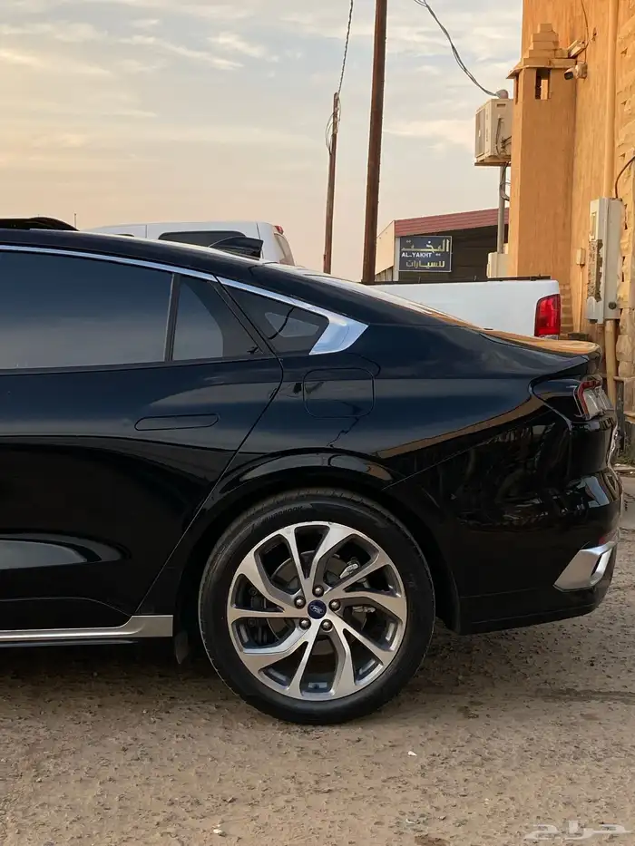 فورد تورس 2023 تيتانيوم 4