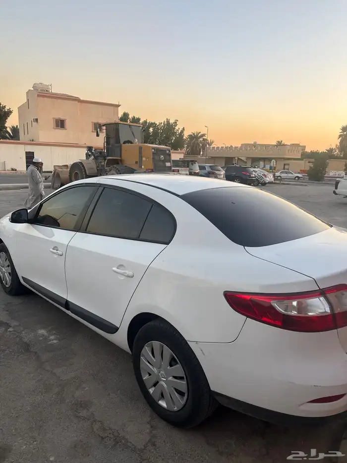 سيارة من نوع RENAULT- FLUENCE 2015 2