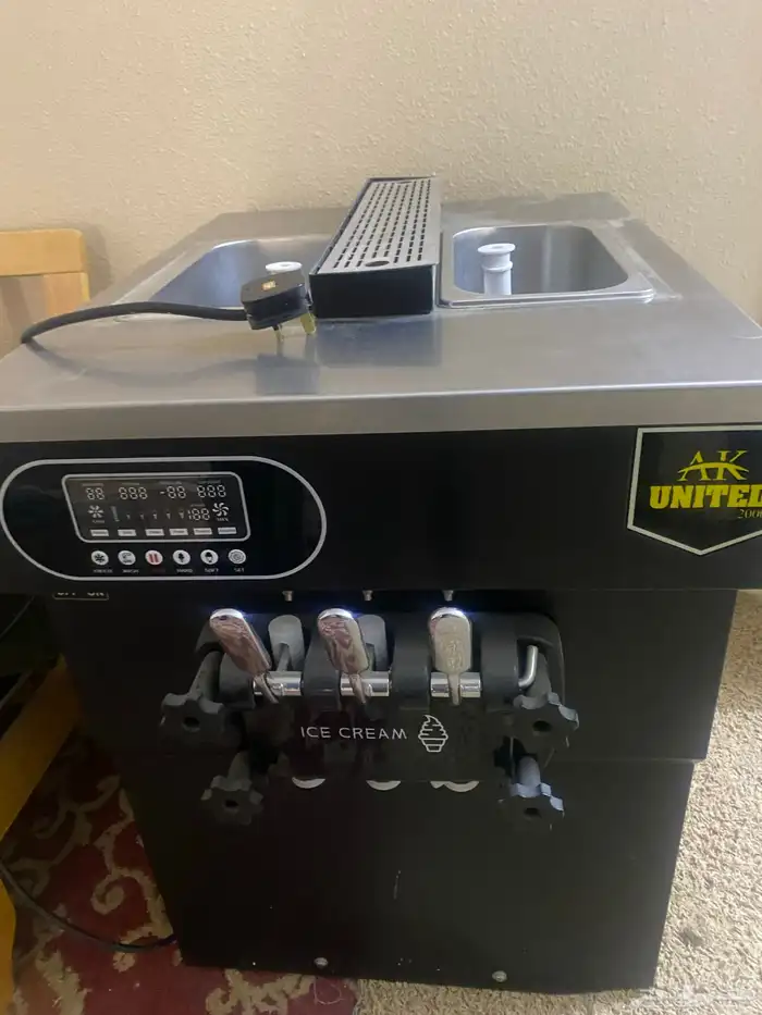 ثلاجه ايس كريم نظيفه جدا 3