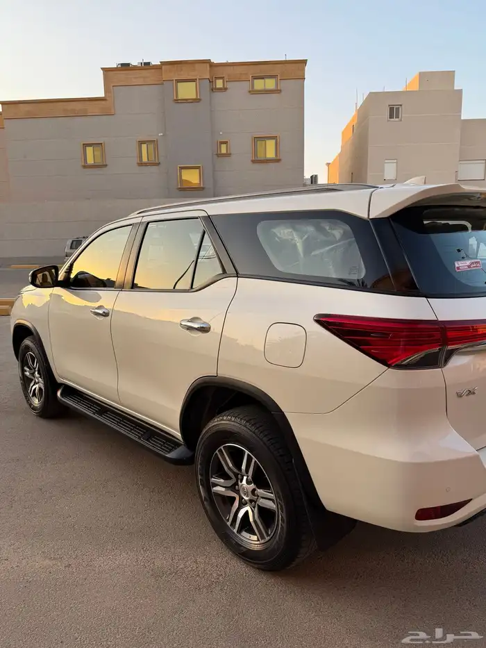 فورتشنر 2022 VX بنزين 18