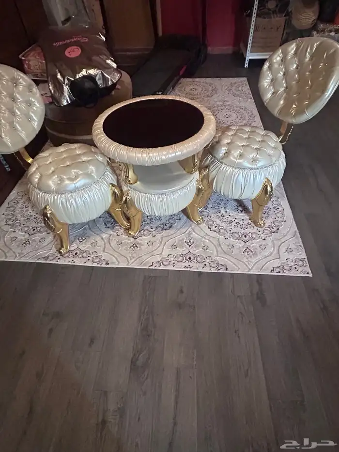 طاولة وكرسيين 3