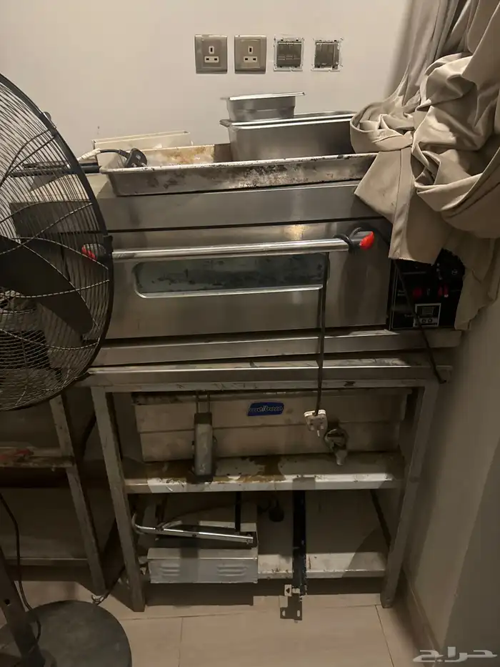 أدوات بوفيه كامله من فرن من سخان غلايه بطاط وفيه أشياء كثير 0