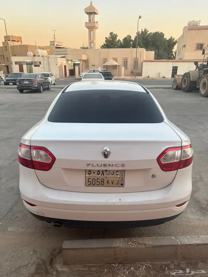 سيارة من نوع RENAULT- FLUENCE 2015 3