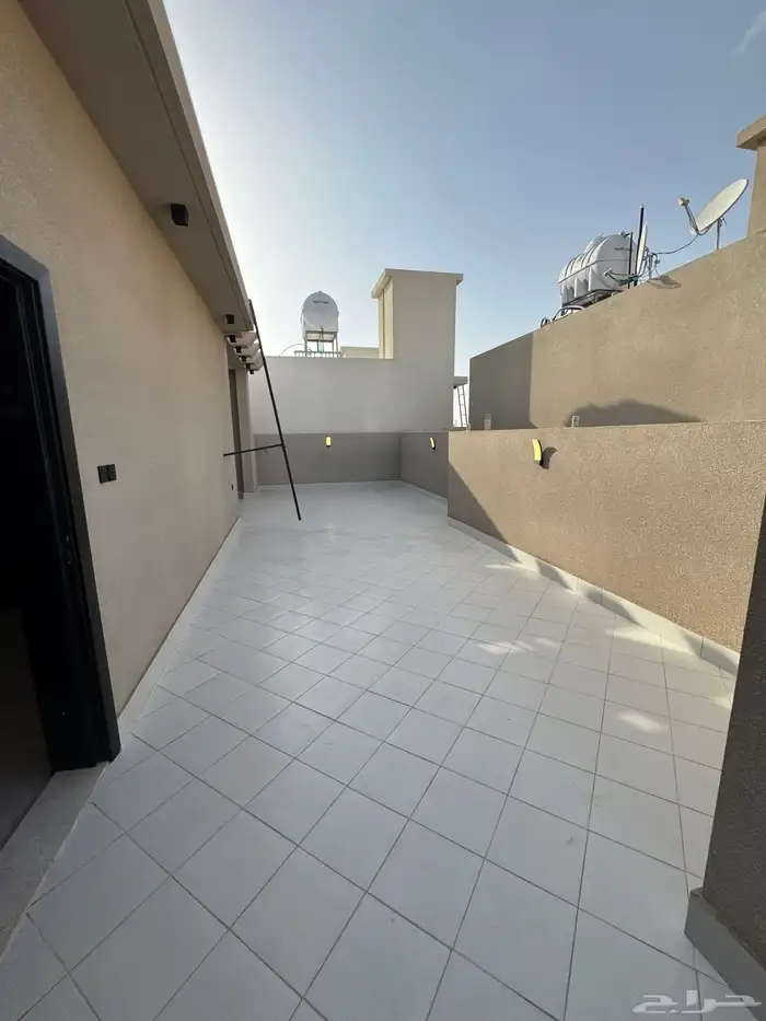 للبيع فيلا مودرن دورين وملحق واصل جميع الخدمات بحي راقي 31