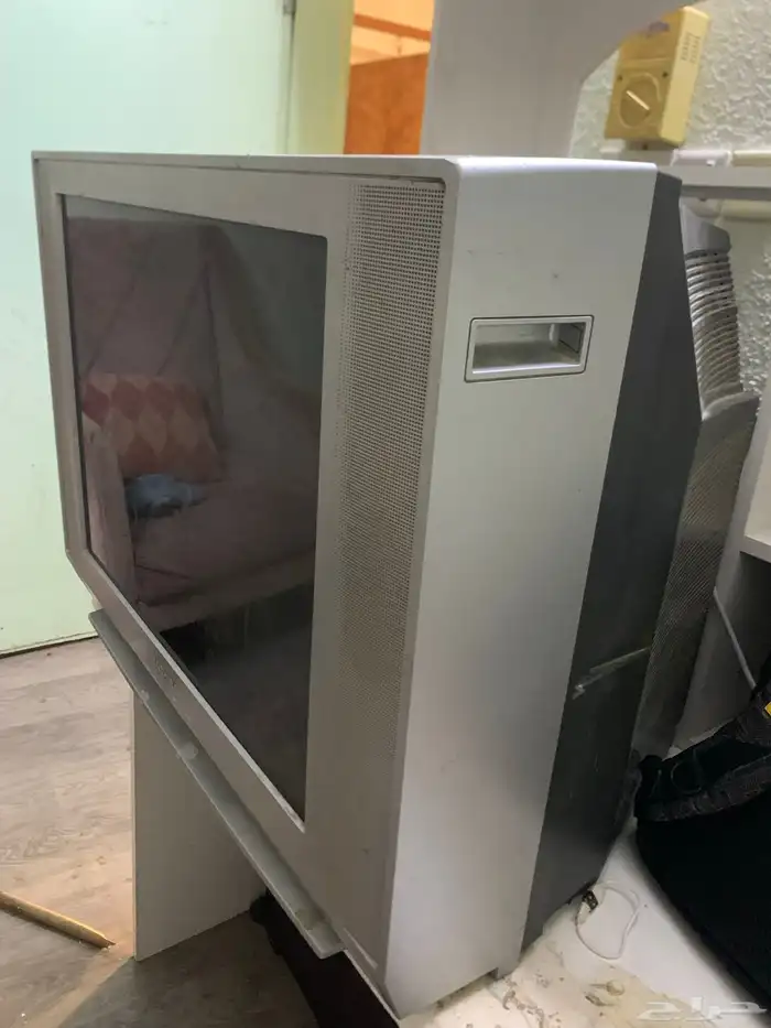 التلفزيون نظيف ما يحتاج أي شيء 1