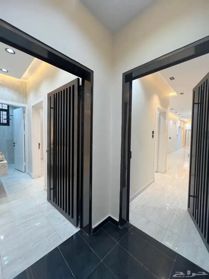 للبيع ادوار ارضية و علوية للبيع حي الطلح وسط الخدمات 5