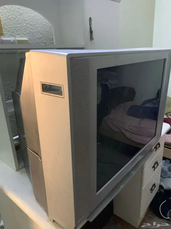 التلفزيون نظيف ما يحتاج أي شيء 0