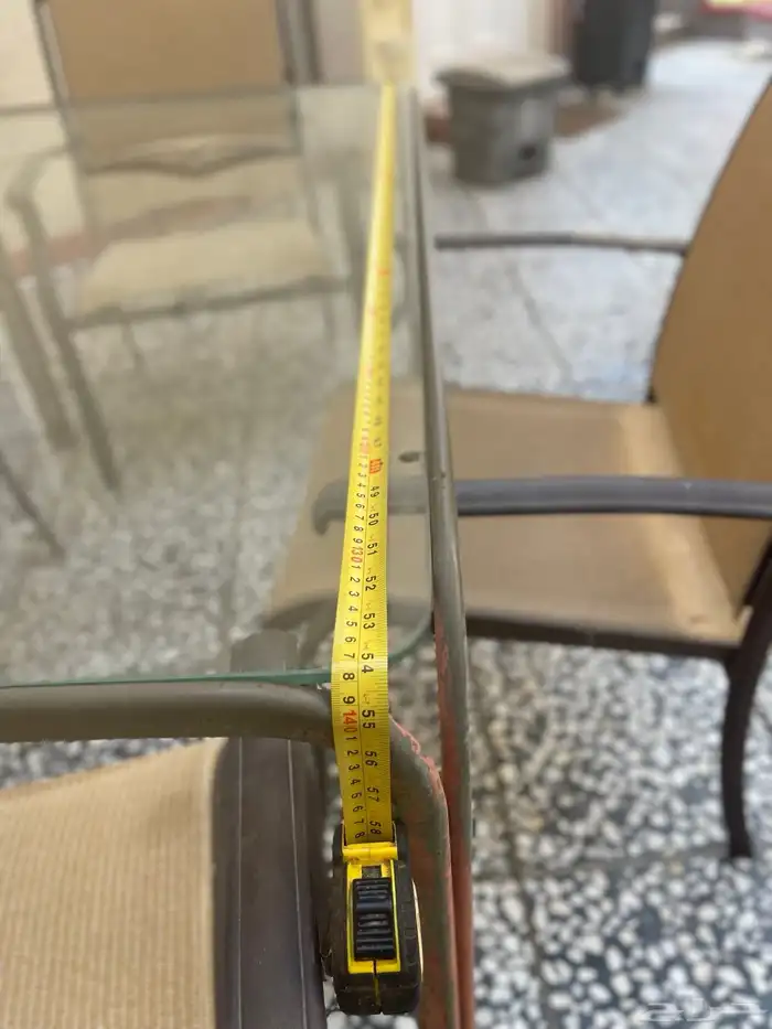 طاوله وأربعه كراسي للبيع 1