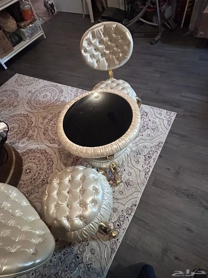 طاولة وكرسيين 2