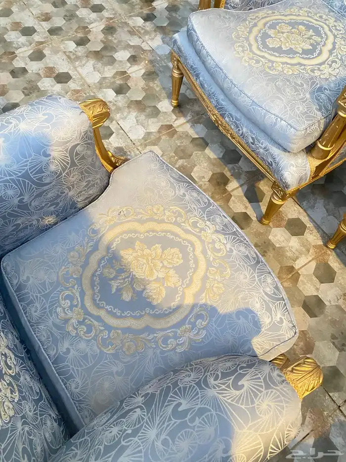 للبيع كنب كلاسيكي نظيف 1