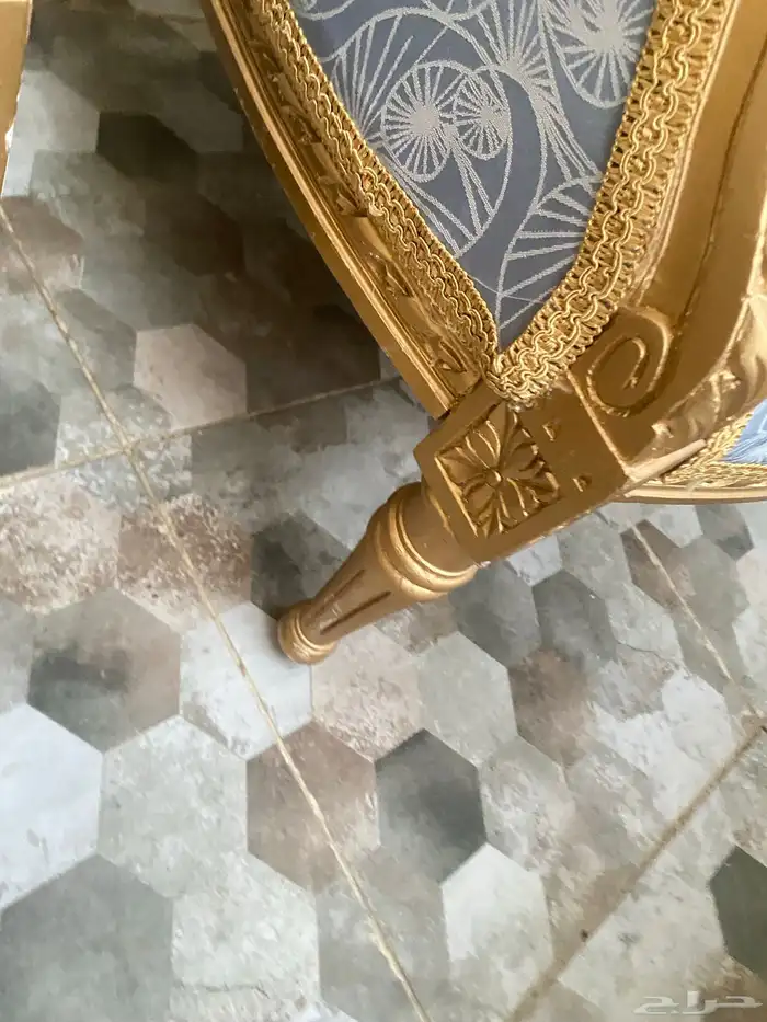 للبيع كنب كلاسيكي نظيف 4