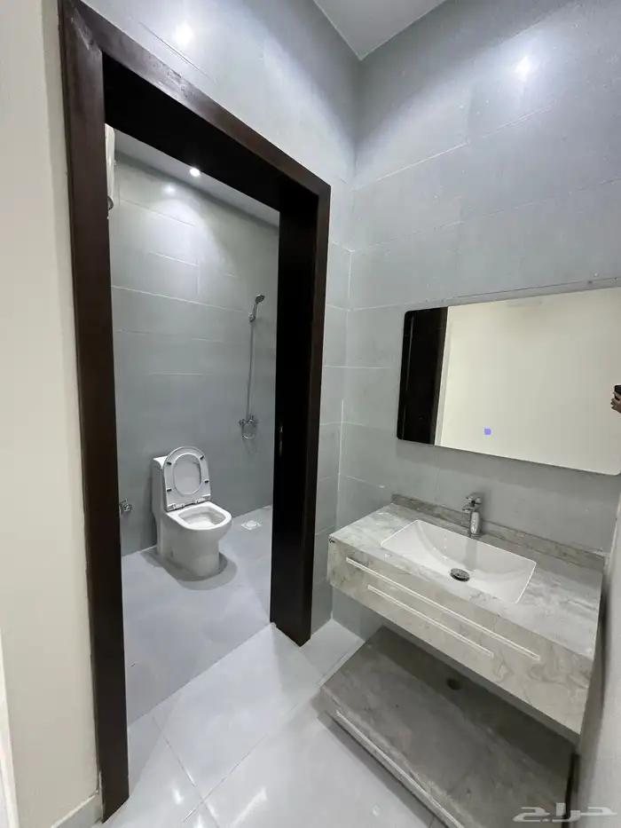 للبيع روفات وسيعة مع كراج باسعار مناسبة مخطط 2 بالخميس 21