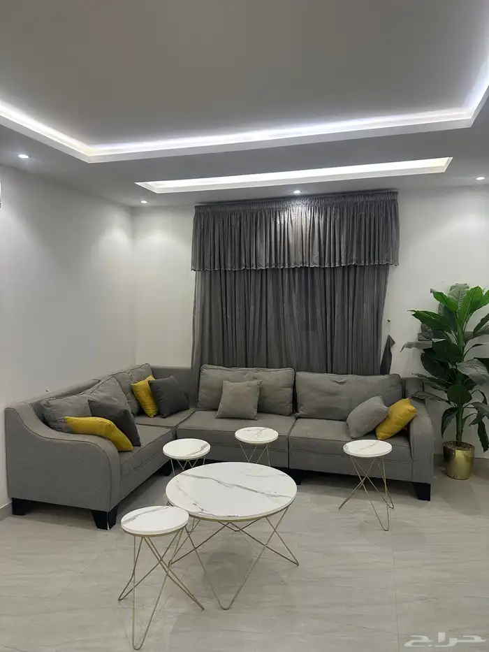 للبيع كنب و طاولة و ستارة وطاولة تلفزيون 3