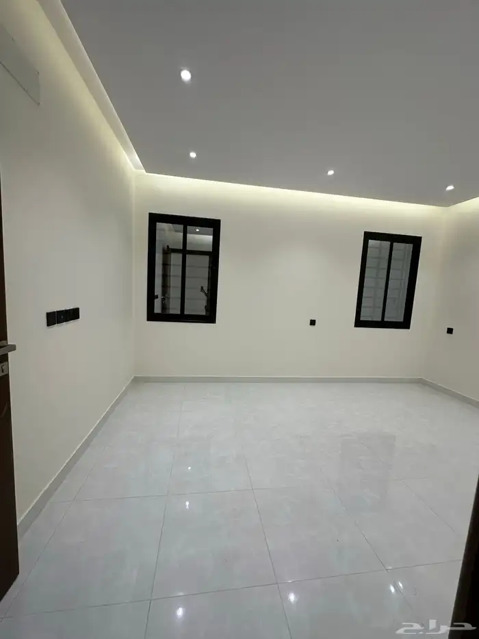 للبيع روفات وسيعة مع كراج باسعار مناسبة مخطط 2 بالخميس 18