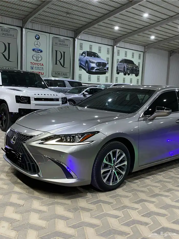 لكزس ES 300 هايبرد 2023 مالك اول شبه جديد 4