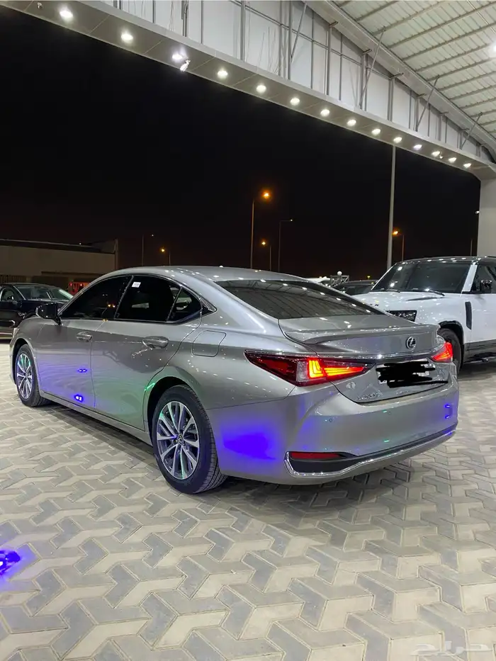 لكزس ES 300 هايبرد 2023 مالك اول شبه جديد 6