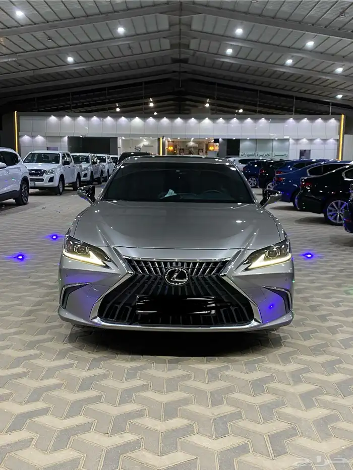 لكزس ES 300 هايبرد 2023 مالك اول شبه جديد 3