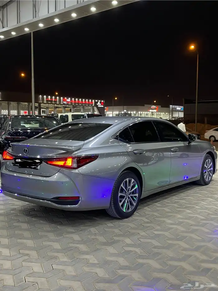 لكزس ES 300 هايبرد 2023 مالك اول شبه جديد 5