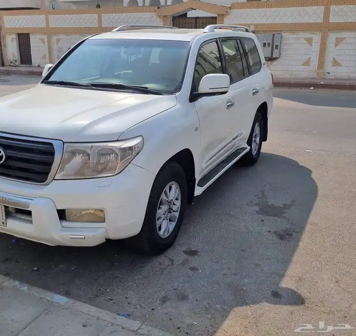 لاندكروزر 2011 فل كامل 1