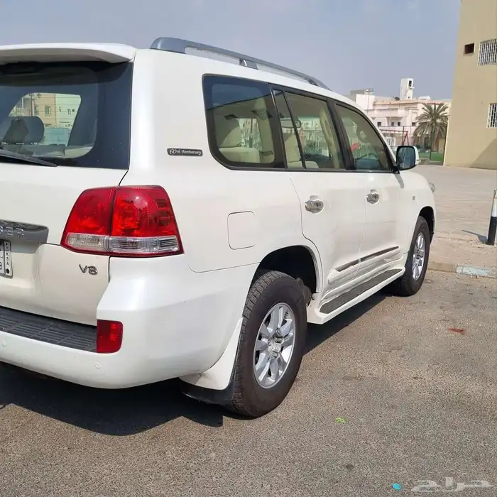 لاندكروزر 2011 فل كامل 2