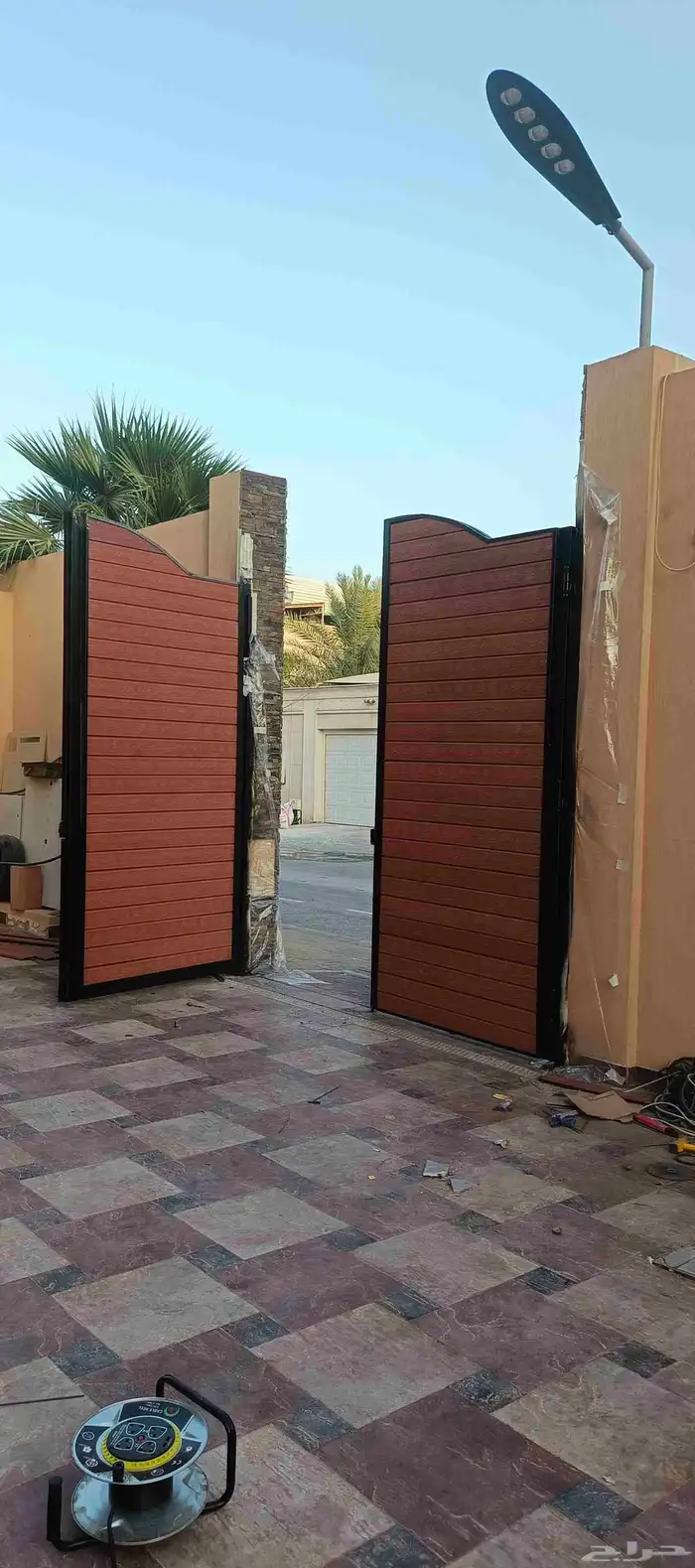 تلبيس ابواب حديد بالواح بديل خشب  فخامة  متانة  وجمال يدوم 5