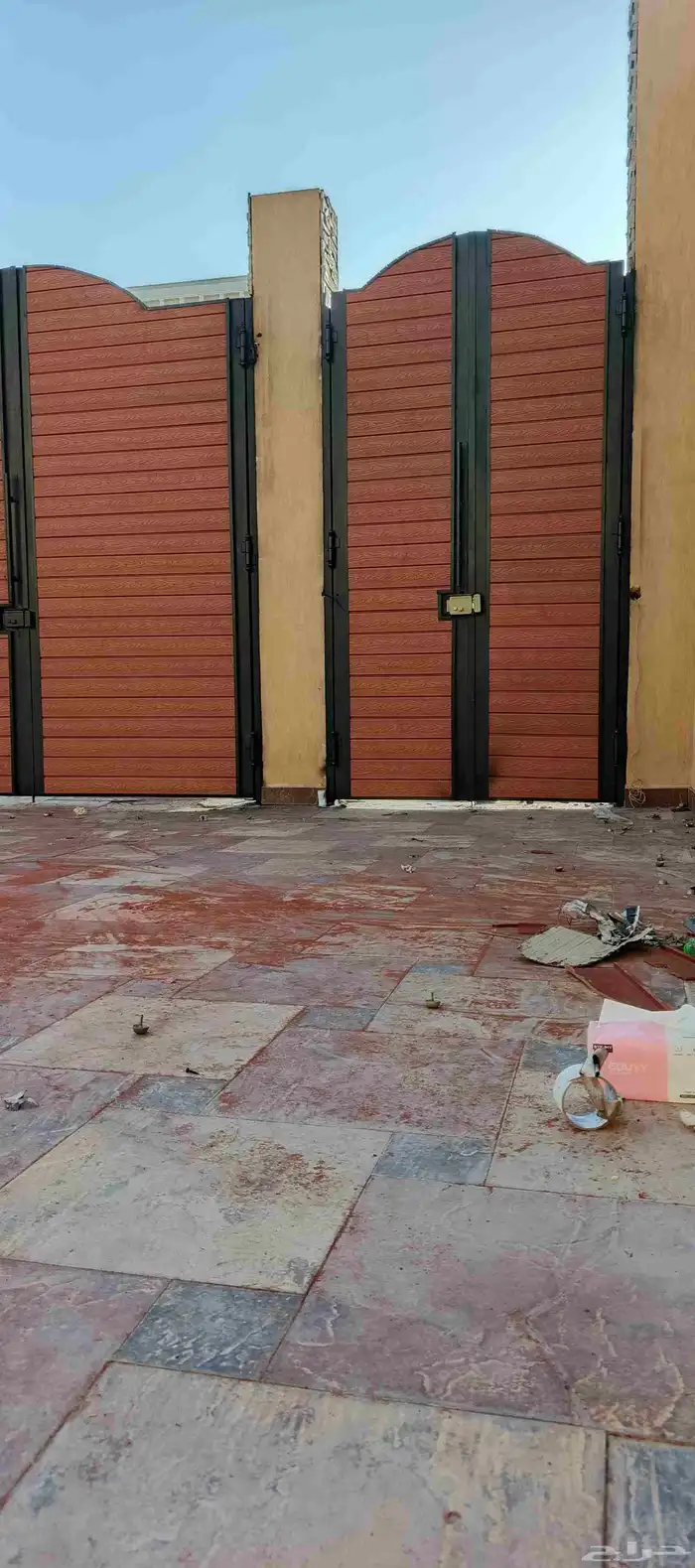 تلبيس ابواب حديد بالواح بديل خشب  فخامة  متانة  وجمال يدوم 4