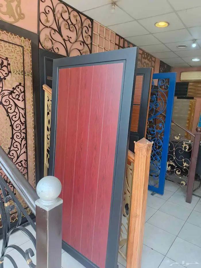 تلبيس ابواب حديد بالواح بديل خشب  فخامة  متانة  وجمال يدوم 2