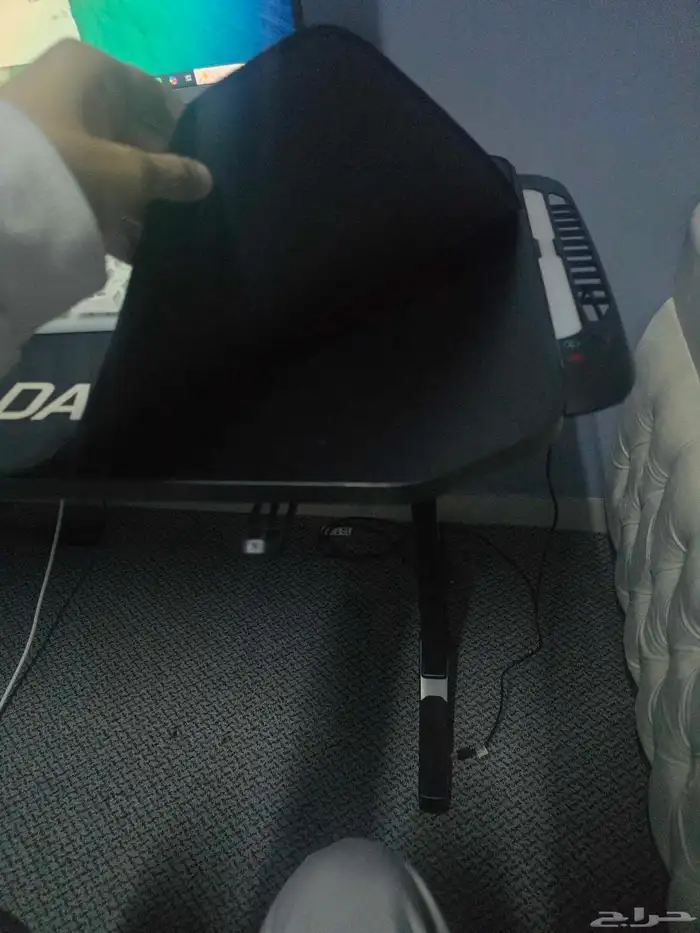 بي سي للبيع كامل اغراضه هي الطاوله الكيبورد و الماوس الشاشه 0