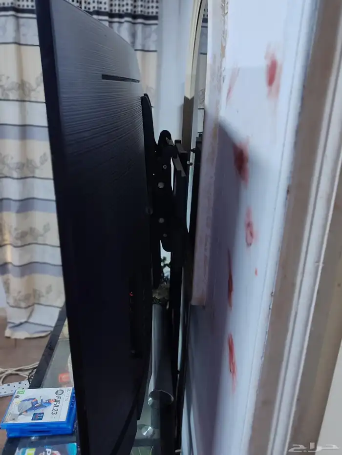 شاشة سامسونج سمارت 65 منحنيه مع الريموت وحامل جدار بحاله ممت 4
