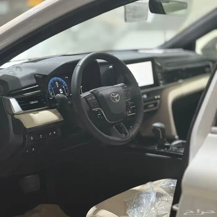 تويوتا كامري نص فل بنزين موديل 2025 3