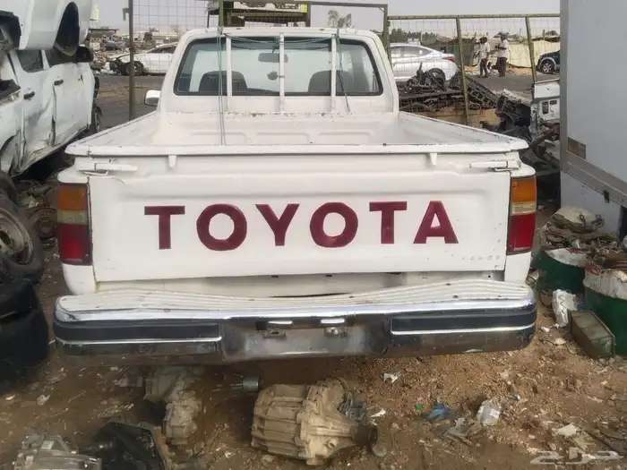 يوجد لدينا قطع غيار هايلوكس موديل 93 0