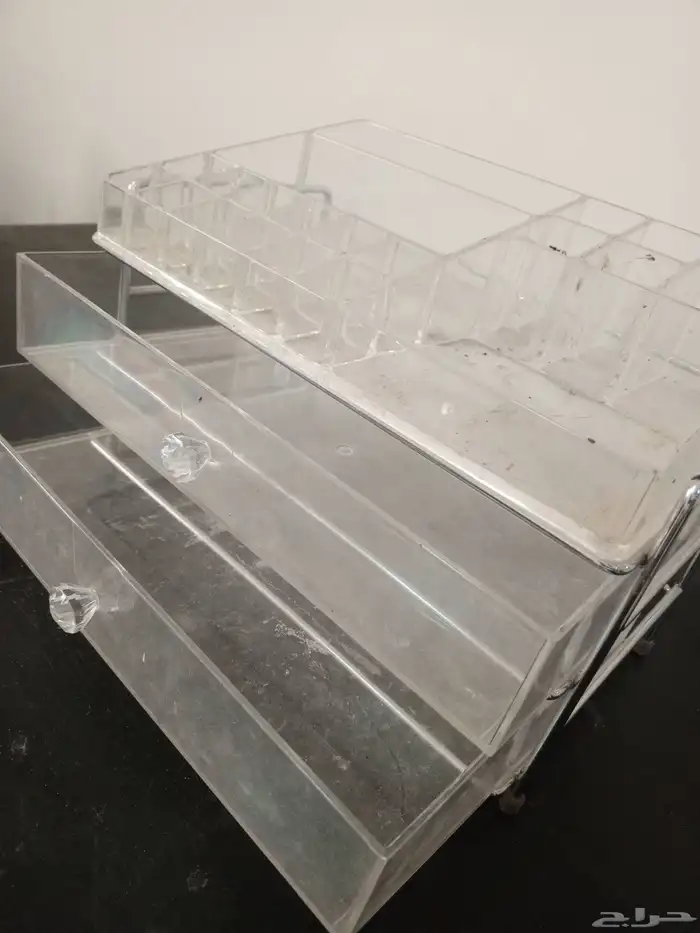 ستاند اكريلك مكياج ثلاثة ادوار بقاعدة معدن أستيل 2