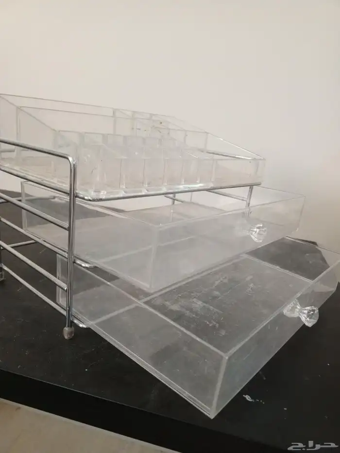 ستاند اكريلك مكياج ثلاثة ادوار بقاعدة معدن أستيل 1