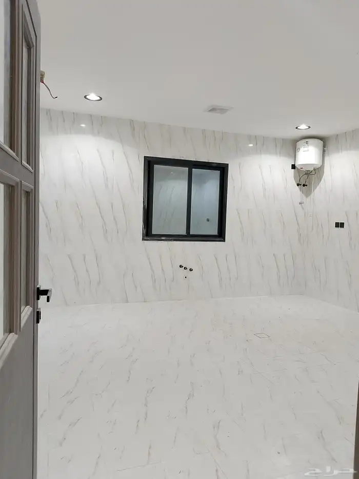 للبيع شقه تمليك الدور الاول حي احد 71 جديده بالدمام 5 غرف 4