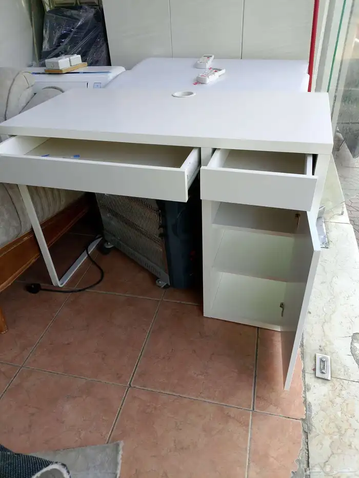 مكتب من ايكيا مستخدم نضيف مره خالي من اي عيوب 0