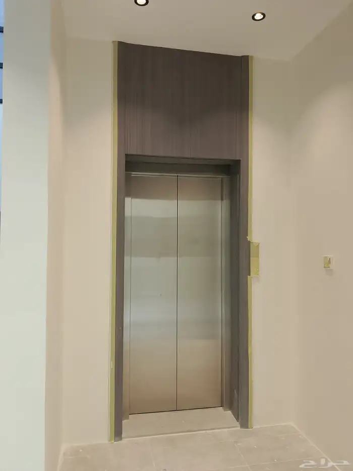 للبيع شقه تمليك الدور الاول حي احد 71 جديده بالدمام 5 غرف 9