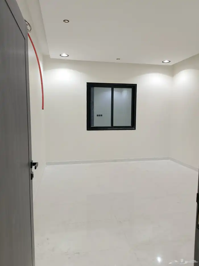 للبيع شقه تمليك الدور الاول حي احد 71 جديده بالدمام 5 غرف 6