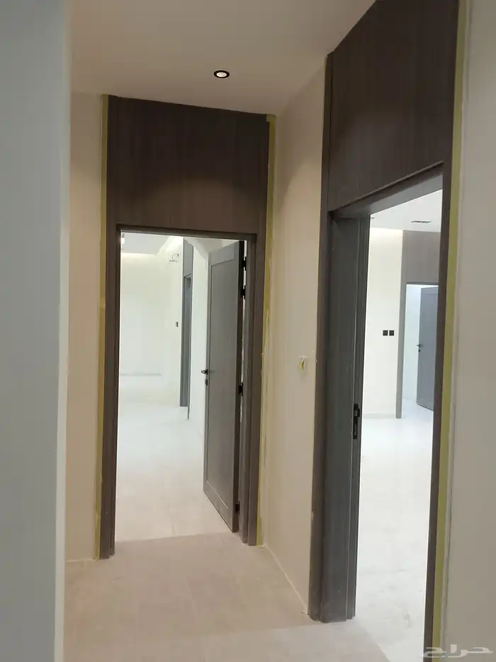 للبيع شقه تمليك الدور الاول حي احد 71 جديده بالدمام 5 غرف 8