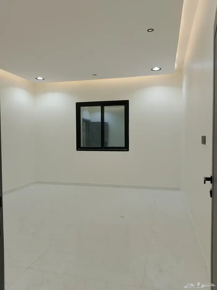 للبيع شقه تمليك الدور الاول حي احد 71 جديده بالدمام 5 غرف 1