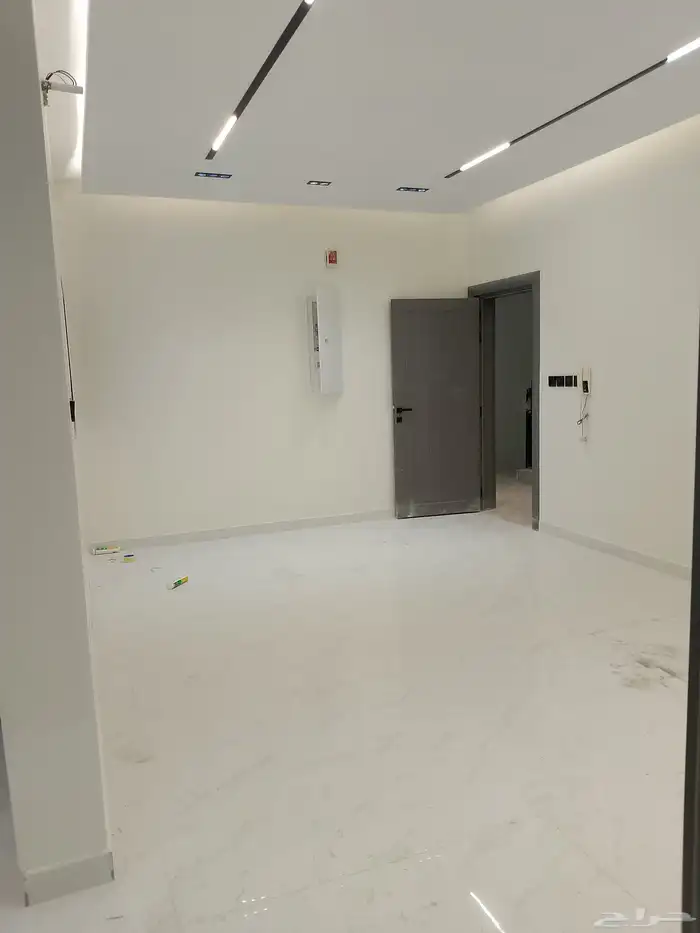 للبيع شقه تمليك الدور الاول حي احد 71 جديده بالدمام 5 غرف 2