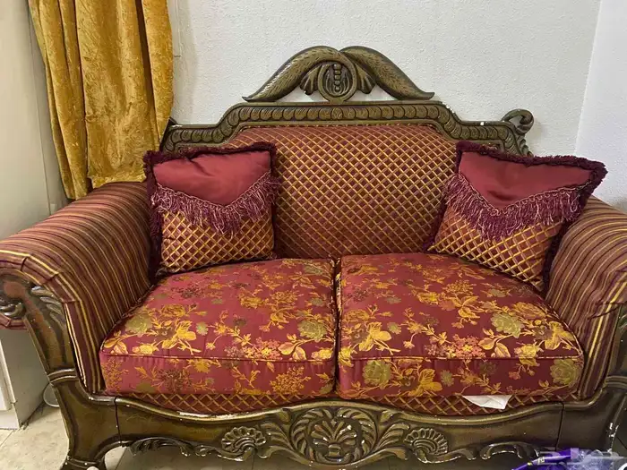 كنب 4 قطع بحاله جيده 250  سرير خشبي موجود منه 2 الواحد 50 3