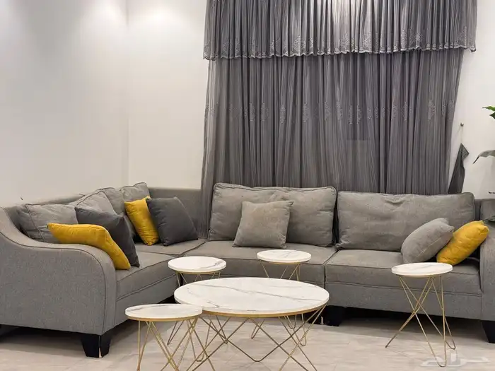 للبيع كنب و طاولة و ستارة وطاولة تلفزيون 5