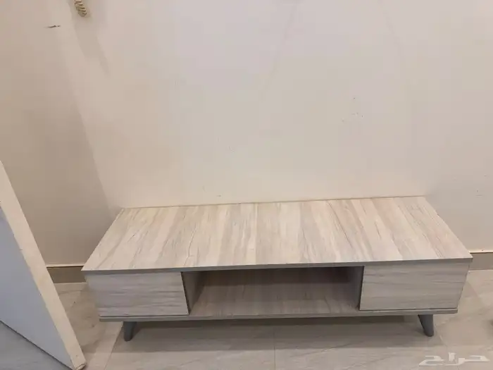 للبيع كنب و طاولة و ستارة وطاولة تلفزيون 6