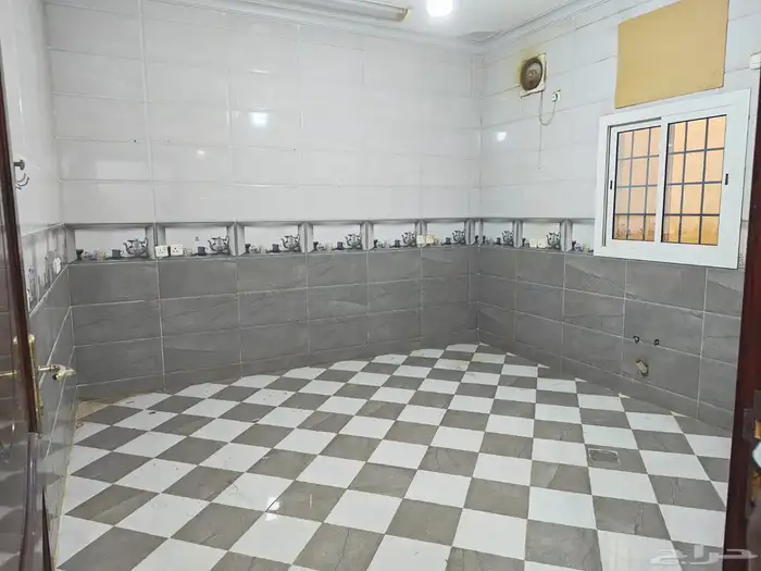 شقق للايجار في الرانوناء دور اول ويوجد ملحق مع سطح 8