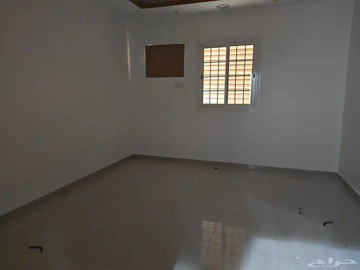 شقق للايجار في الرانوناء دور اول ويوجد ملحق مع سطح 5